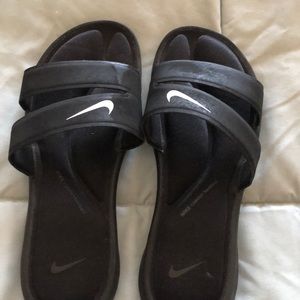 Nike basketball flip flops new